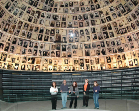 Dans la Salle des noms à Yad Vashem on évoque le souvenir de chaque Juif assassiné pendant la Shoah (photo : Yad Vashem)