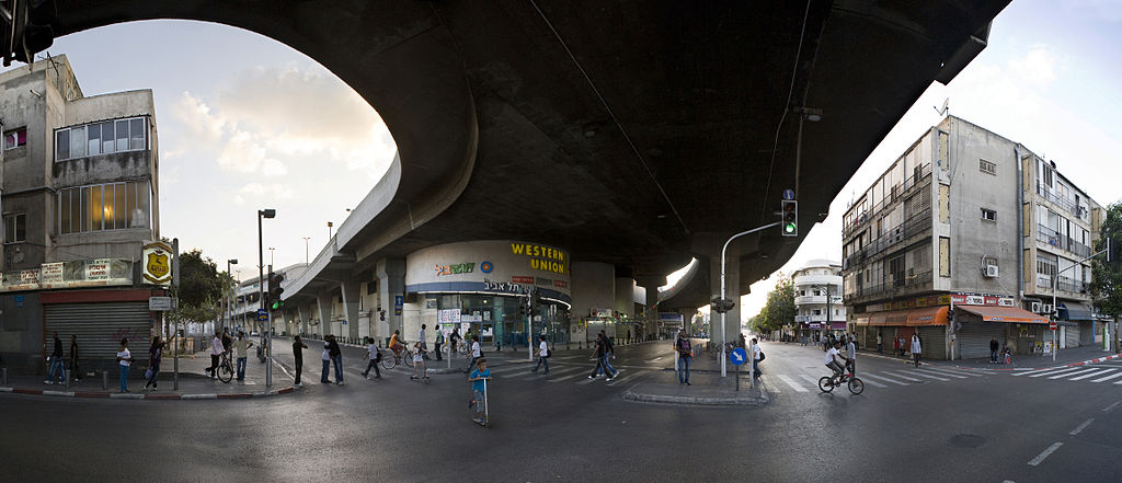 Rue sous la gare centrale d’autobus à Tel-Aviv (photo : Roi Boshi Wikimedia Commons)