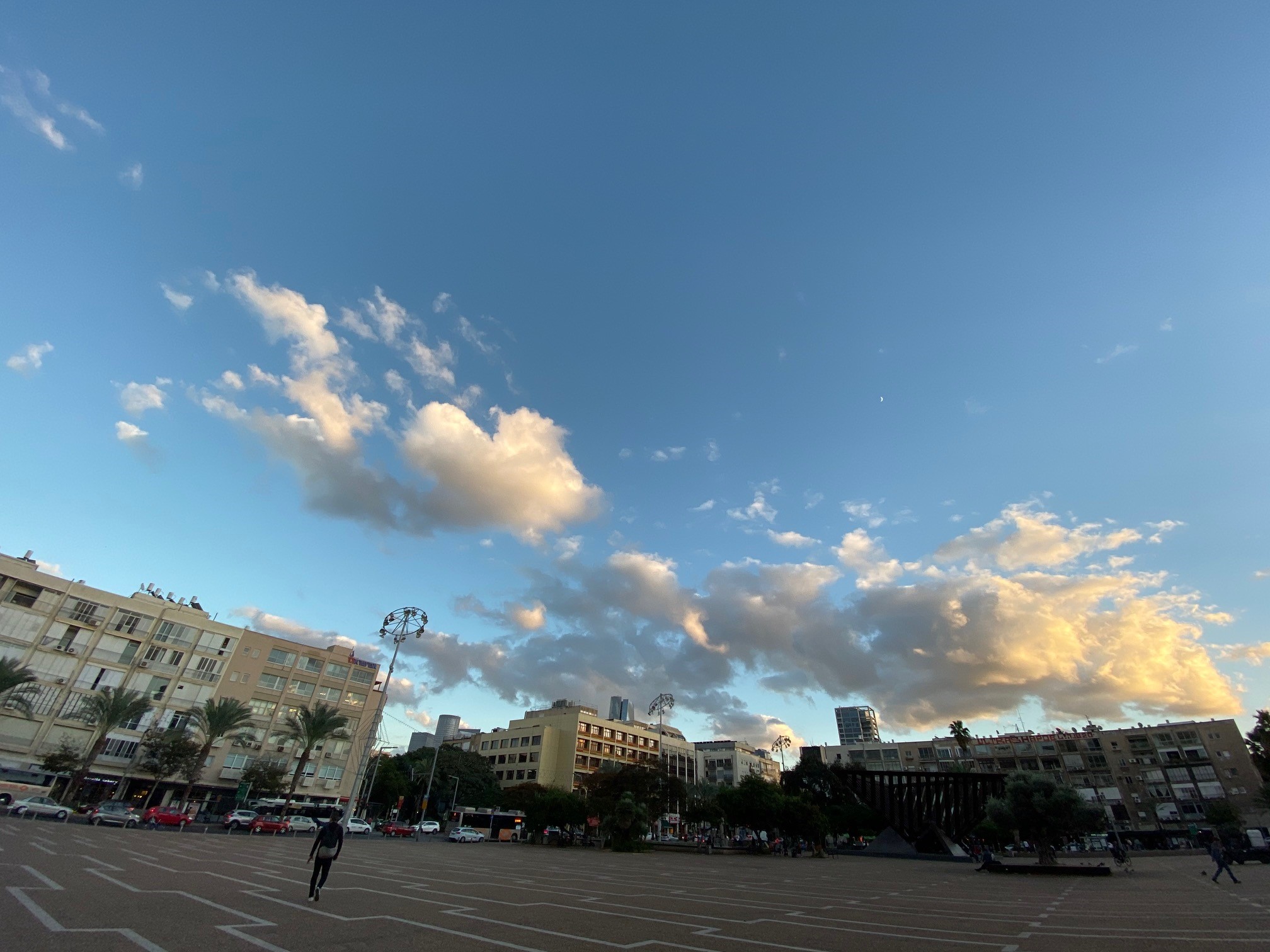 La place Rabin sur la rue Ibn Gvirol à Tel-Aviv est mieux adaptée aux aveugles et aux déficients visuels grâce à l’application RightHear (photo : KHC).