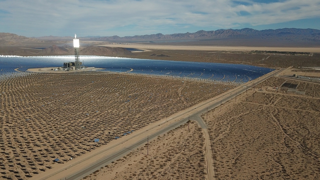 Les centrales solaires installées dans les zones désertiques doivent souvent faire face à un empoussiérage massif (photo : Pixabay).
