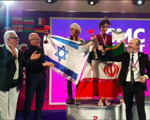 ne telle photo reste une véritable sensation : des stylistes israéliens et iraniens célébrant ensemble leur victoire lors d’un concours en Russie (photo : Organisation israélienne de stylistes capillaires)