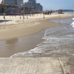 Bien que le ciel soit bleu et la température estivale, la plage de Tel-Aviv est déserte (photo : KHC).