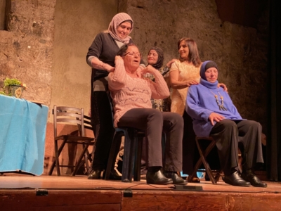 Un massage entre amies, beaucoup de potins et de bavardages : Sipurei Safta au théâtre Khan de Jérusalem (photo : KHC)
