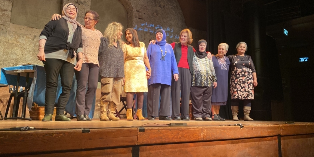 Neuf femmes juives et arabes sont les personnages de la nouvelle pièce d’Adina Tal (photo : KHC)