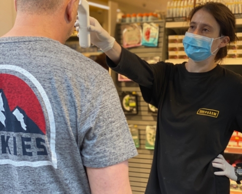 Une employée vérifie la température du client avant de le laisser entrer (photo : KHC).