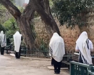 royants à Tel-Aviv priant à l’extérieur de la synagogue au temps du coronavirus (photo : Shira Barzilay).