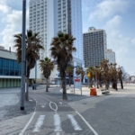 Tel-Aviv, la promenade sur le front de mer est totalement déserte (photo : KHC).