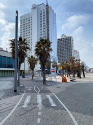  Tel-Aviv, la promenade sur le front de mer est totalement déserte (photo : KHC).