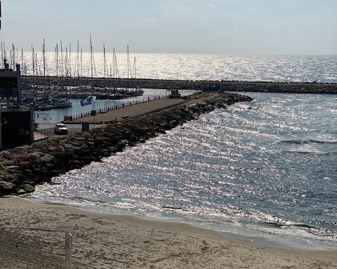 Plage de surf déserte à Tel-Aviv. Les sports aquatiques sont désormais de nouveau autorisés (photo : KHC)