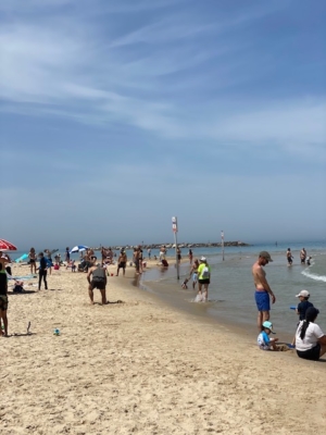 Ce week-end, les plages de Tel-Aviv étaient pleines à craquer (photo : KHC).