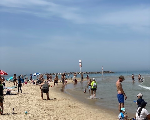 week-end, les plages de Tel-Aviv étaient pleines à craquer (photo : KHC).