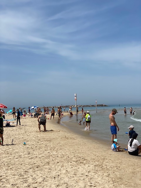 week-end, les plages de Tel-Aviv étaient pleines à craquer (photo : KHC).