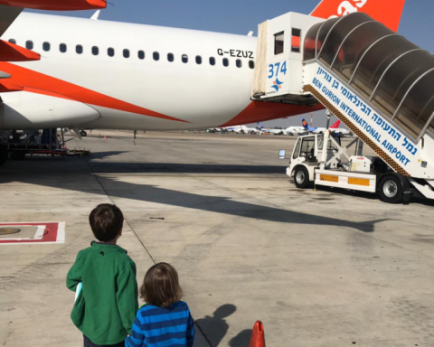 Photo d’une époque pour l’instant révolue : depuis mars, le trafic aérien à l’aéroport Ben Gourion est pratiquement paralysé (photo : KHC).