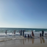 Familles arabes sur la plage de Jaffa le week-end dernier : on peut remarquer qu’à l’instar d’un grand nombre d’autres citoyens, les membres de ces familles ne portent pas de masque (photo : KHC)