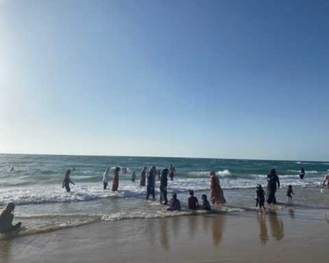Familles arabes sur la plage de Jaffa le week-end dernier : on peut remarquer qu’à l’instar d’un grand nombre d’autres citoyens, les membres de ces familles ne portent pas de masque (photo : KHC)
