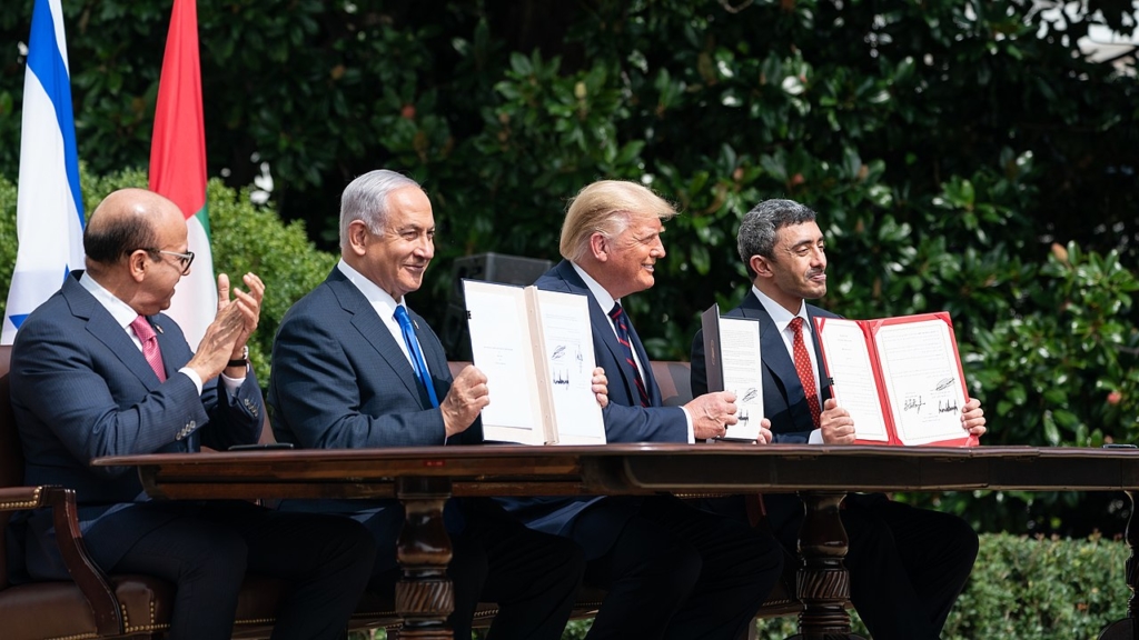 Le Président américain, Donald Trump, le ministre des Affaires étrangères du Bahreïn, Dr Abdulatif bin Rashid Al-Zayani, le Premier ministre israélien, Benyamin Netanyahou et le ministre des Affaires étrangères des Emirats Arabes Unis, Abdullah bin Zayed Al Nahyan (à droite sur la photo) brandissant l'accord de paix signé                                                                             (photo : Presse de la Maison Blanche Joyce N. Boghpsian)
