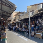 Toujours aucun touriste : dans les rues marchandes comme ici à Jaffa les commerçants se retrouvent entre eux (photo : KHC)