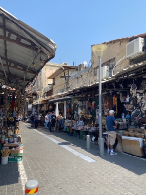 Toujours aucun touriste : dans les rues marchandes comme ici à Jaffa les commerçants se retrouvent entre eux (photo : KHC)