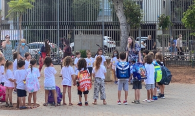 Elèves de CP à Tel-Aviv lors de la cérémonie d’ouverture de l’école qui, cette année, se fait par petits groupes, dans le respect des consignes sanitaires (photo :KHC) 