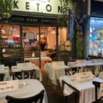 Un restaurant de Tel-Aviv proteste contre le confinement et la fermeture des restaurants en posant sur les tables des étiquettes avec la mention ‚Réservé‘ au nom de membres de la Knesset (photo : KHC)