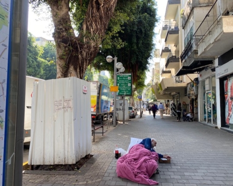 Personne sans abri à Tel-Aviv. Depuis le début de la pandémie, on voit davantage de sans-abris dans les rues de la ville (photo : KHC).