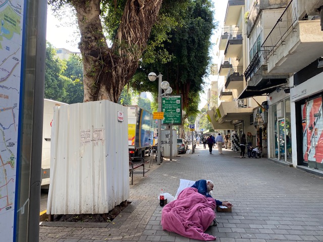 Personne sans abri à Tel-Aviv. Depuis le début de la pandémie, on voit davantage de sans-abris dans les rues de la ville (photo : KHC).