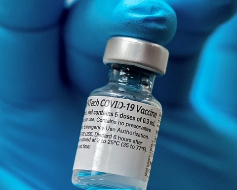 Ce petit flacon est porteur d’un immense espoir : la vaccination contre la covid 19 doit permettre de retrouver une vie normale (photo : wikimedia Commons, DoD photo by Lisa Ferdinando).