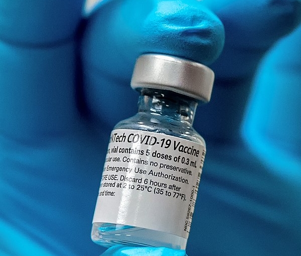Ce petit flacon est porteur d’un immense espoir : la vaccination contre la covid 19 doit permettre de retrouver une vie normale (photo : wikimedia Commons, DoD photo by Lisa Ferdinando).
