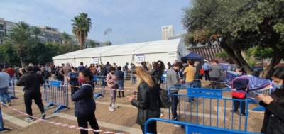 Files d’attente devant le centre de test de Tel-Aviv (photo : Na’hum Ciobotaru).