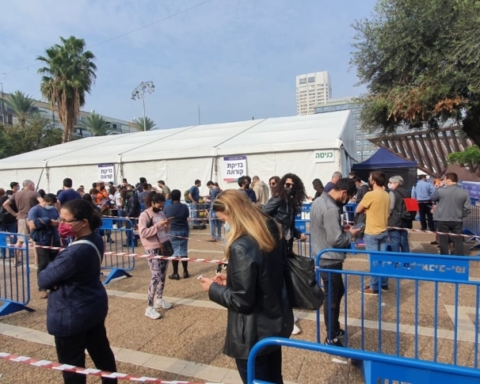 Files d’attente devant le centre de test de Tel-Aviv (photo : Na’hum Ciobotaru).