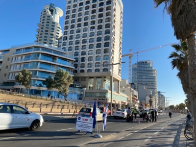 Barrage de rue à Tel-Aviv. Actuellement, il est interdit de s’éloigner de plus d’un kilomètre de son domicile (photo : KHC)