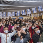 Brève cérémonie lors de l’arrivée des Bnei Menashe à l’aéroport Ben Gourion avant leur départ en quarantaine (photo : Eleonora Shiluv/Courtesy of the Ministry of Aliyah and Integration).