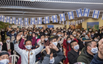 Brève cérémonie lors de l’arrivée des Bnei Menashe à l’aéroport Ben Gourion avant leur départ en quarantaine (photo : Eleonora Shiluv/Courtesy of the Ministry of Aliyah and Integration).