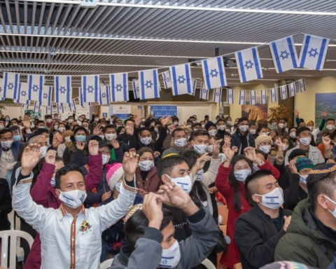 Brève cérémonie lors de l’arrivée des Bnei Menashe à l’aéroport Ben Gourion avant leur départ en quarantaine (photo : Eleonora Shiluv/Courtesy of the Ministry of Aliyah and Integration).
