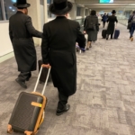 Juifs religieux arrivant à l’aéroport Ben Gourion. En raison de la pandémie, le nombre d’immigrants a diminué (photo : KHC)