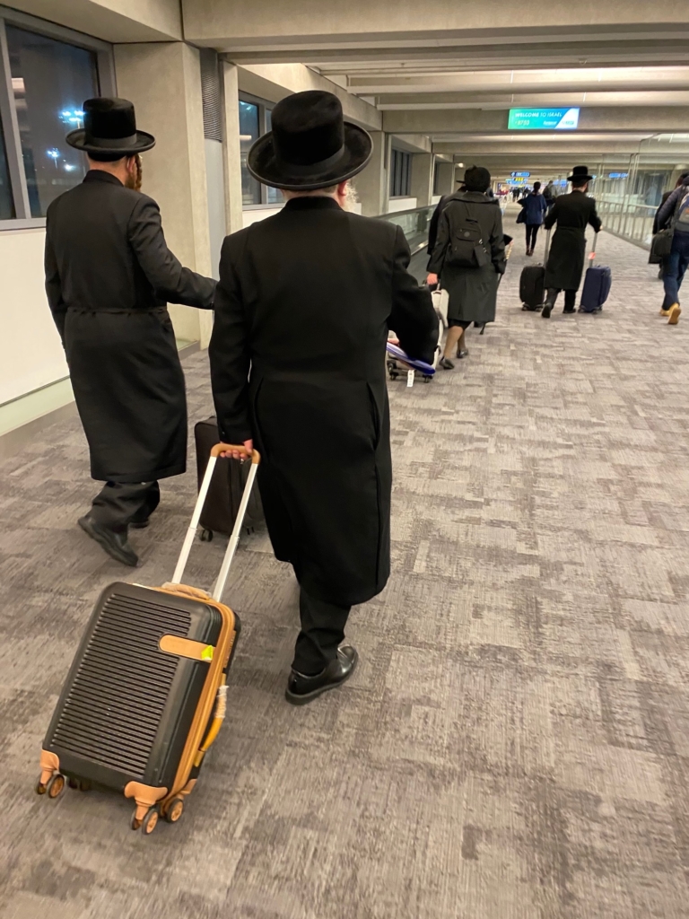 Juifs religieux arrivant à l’aéroport Ben Gourion. En raison de la pandémie, le nombre d’immigrants a diminué (photo : KHC)