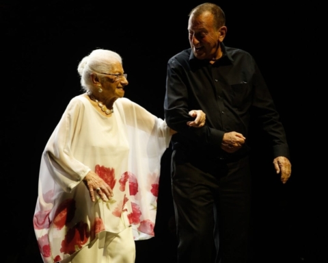 La Fashion de week de Tel-Aviv a toujours brillé par son originalité. On voit ici une dame d’un certain âge accompagnée par le maire de Tel-Aviv, Ron Huldaï, et présentant un modèle de la marque «Yvel for Women’s Spirit » (photo : http://fashionweektelaviv.com).