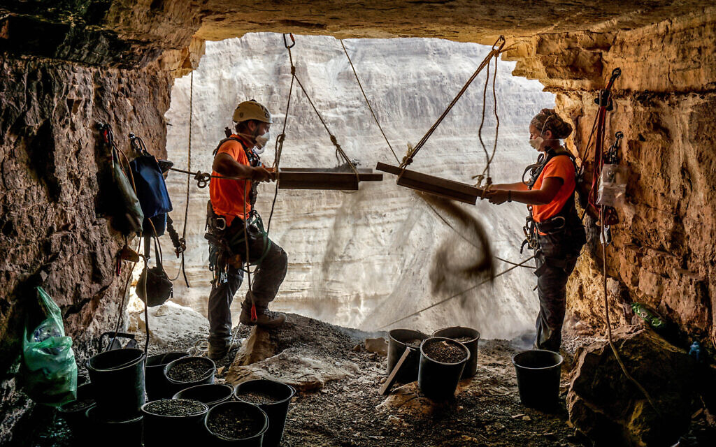 Collaborateurs de l’Autorité israélienne des antiquités lors des fouilles dans la Grotte de l’horreur (photo : Eitan Klein, Autorité israélienne des antiquités)