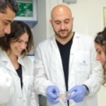 Le professeur Hanna (au centre) et son équipe effectuent leurs recherches dans le secteur de la génétique moléculaire (photo : Institut Weizmann)