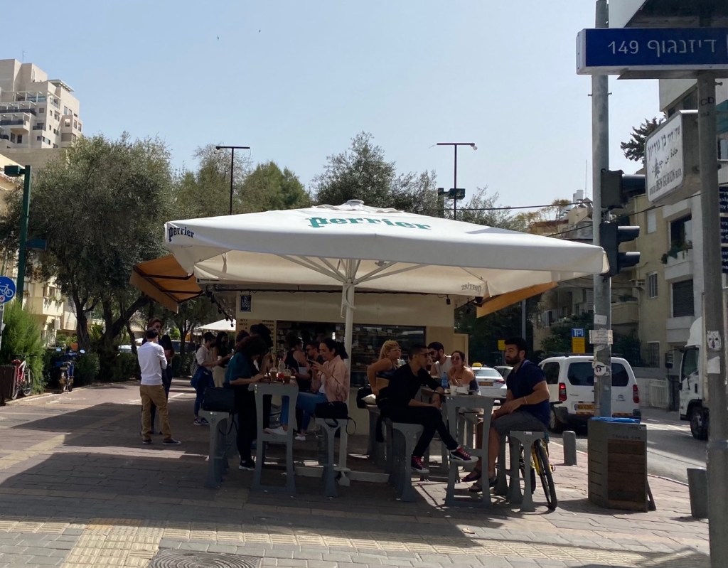Café à Tel-Aviv. Les clients non vaccinés peuvent consommer en terrasse (photo: KHC)