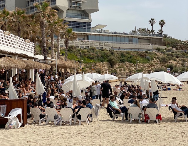 Les restaurants, les plages, les magasins sont tous bondés depuis la levée des restrictions dues au coronavirus (photo : KHC)