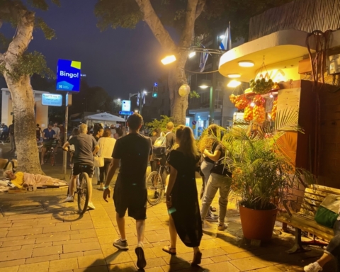 Après un an de pandémie, la vie à Tel-Aviv retrouve son cours normal. L’obligation de port du masque à l’extérieur a été abolie (photo : KHC)