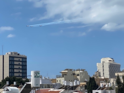 Les avions s’entraînent pour le spectacle aérien qui est offert à la population le jour de l’indépendance (photo : KHC)