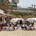 Les restaurants sont pleins, comme ici sur la plage Hilton de Tel-Aviv, mais le pays manque de travailleurs (photo : KHC).