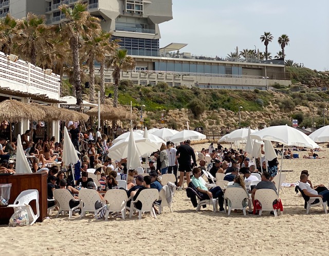 Les restaurants sont pleins, comme ici sur la plage Hilton de Tel-Aviv, mais le pays manque de travailleurs (photo : KHC).