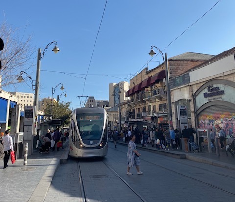 Le tramway de Jérusalem fluidifie le trafic urbain et offre une alternative rapide aux bus (photo : KHC)