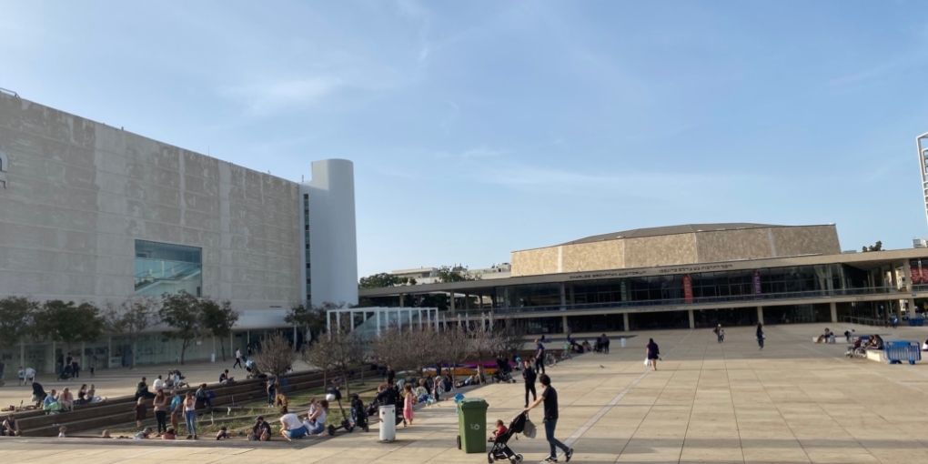Pas de masques, pas de distance sociale : Israël revient, comme ici à Tel Aviv, à la vie normale sans restrictions dues au Corona (Photo : KHC).