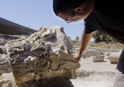 L’un des archéologues dirigeant les fouilles, Saar Ganor, sur le site d’Ashkelon (photo : YOLI SHWARTZ ISRAEL ANTIQUITIES AUTHORITY).