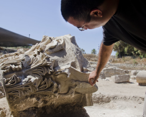 L’un des archéologues dirigeant les fouilles, Saar Ganor, sur le site d’Ashkelon (photo : YOLI SHWARTZ ISRAEL ANTIQUITIES AUTHORITY).