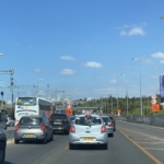 En Israël, l’insuffisance notoire des transports publics est responsable des embouteillages permanents sur les routes (photo : KHC)